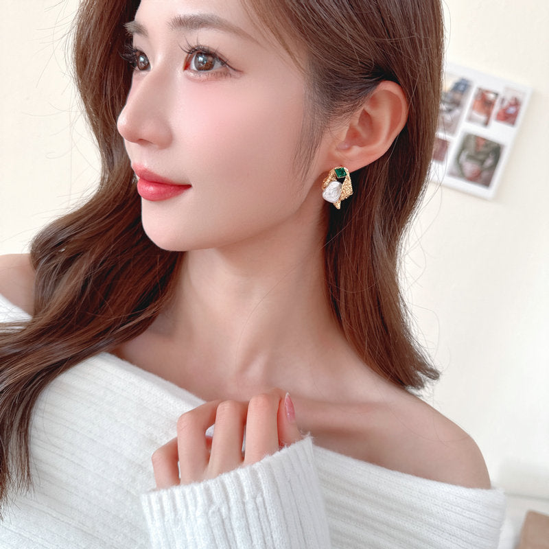 Creatively designed irregular pleated ribbon light luxury baroque pearl earrings