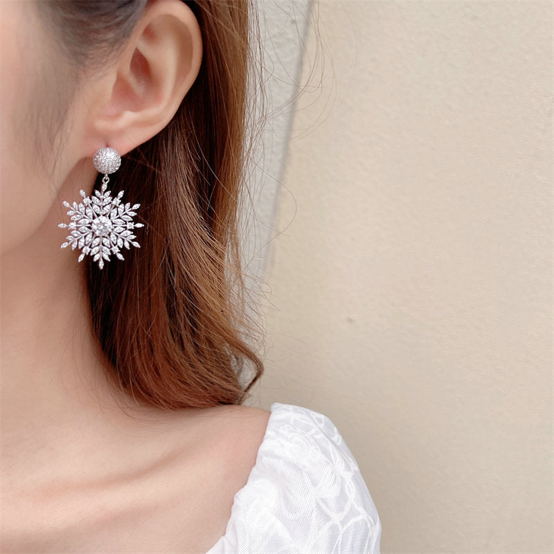 Fashionable temperament light luxury high-end Christmas snowflake earrings