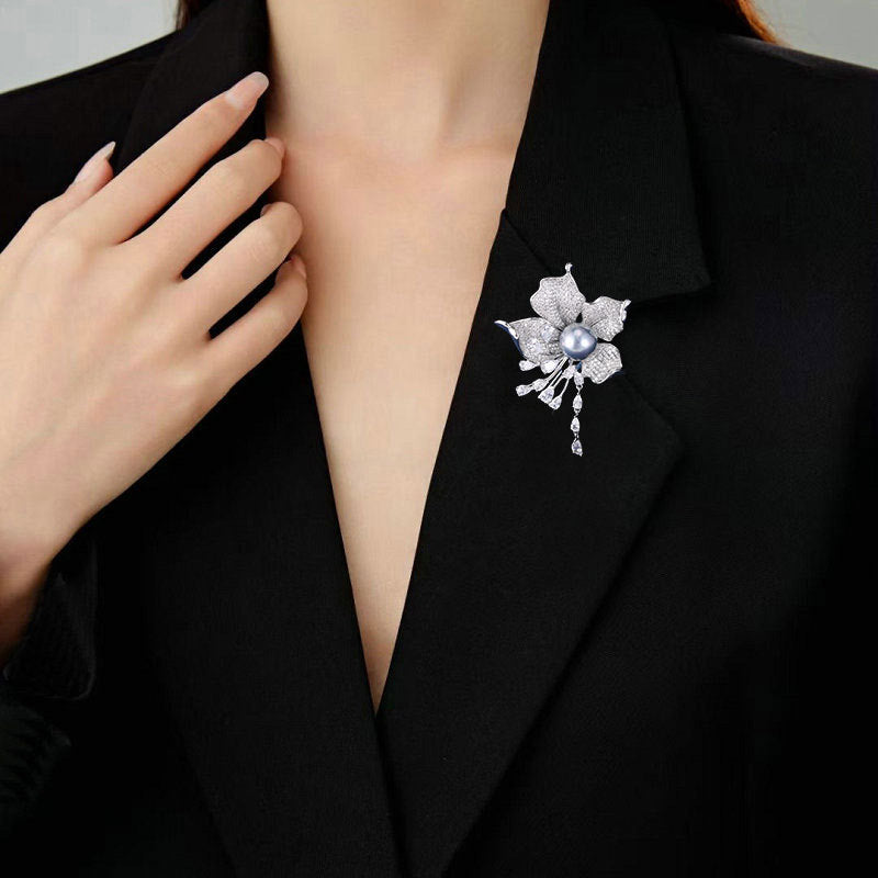 Multi-purpose suit jacket pearl brooch accessories.