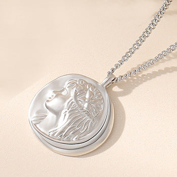 Silver necklace for women, designer portrait Medusa round plate, short clavicle chain, silver chain ornament